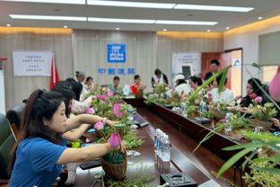 看台球迷向梅西扔球衣，梅西看了一眼没有止步走回更衣室